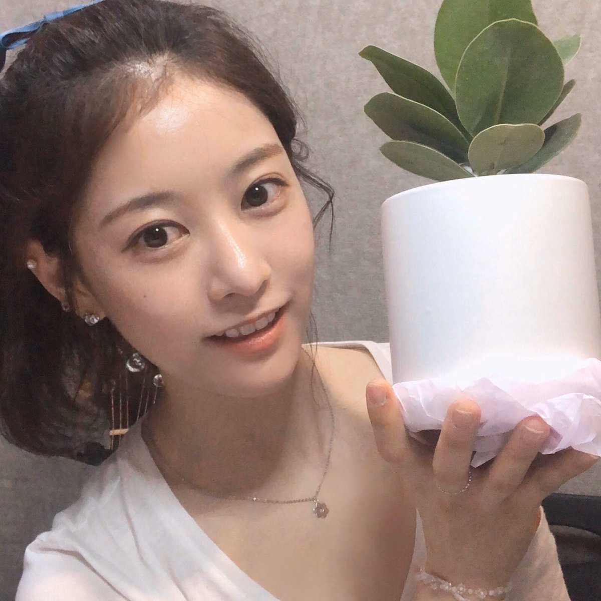 cherrybullet's tweet photo. [#보라 #BORA] 🍒💜
💘룰렛~!
한 달째 키우고 있는 ☘️연두예요!!

                        (안녕하세요
        🌳. . 。・゜ 연두입니다♡:-)
      (연두)

#CherryBullet #체리블렛 https://t.co/OqqNBcdH1L