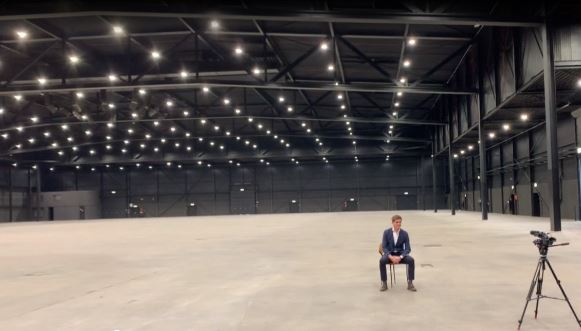 "Wij zijn 'coronaproof' voor 1.000 bezoekers. Lekker losgaan bij een concert van Guus Meeuwis kan hier ook op anderhalve meter", zegt directeur Jeroen Dona. Lees het hele interview: bit.ly/2WLEEem 

#wijzijnerklaarvoor #ontmoetenopveiligeafstand #rtlz