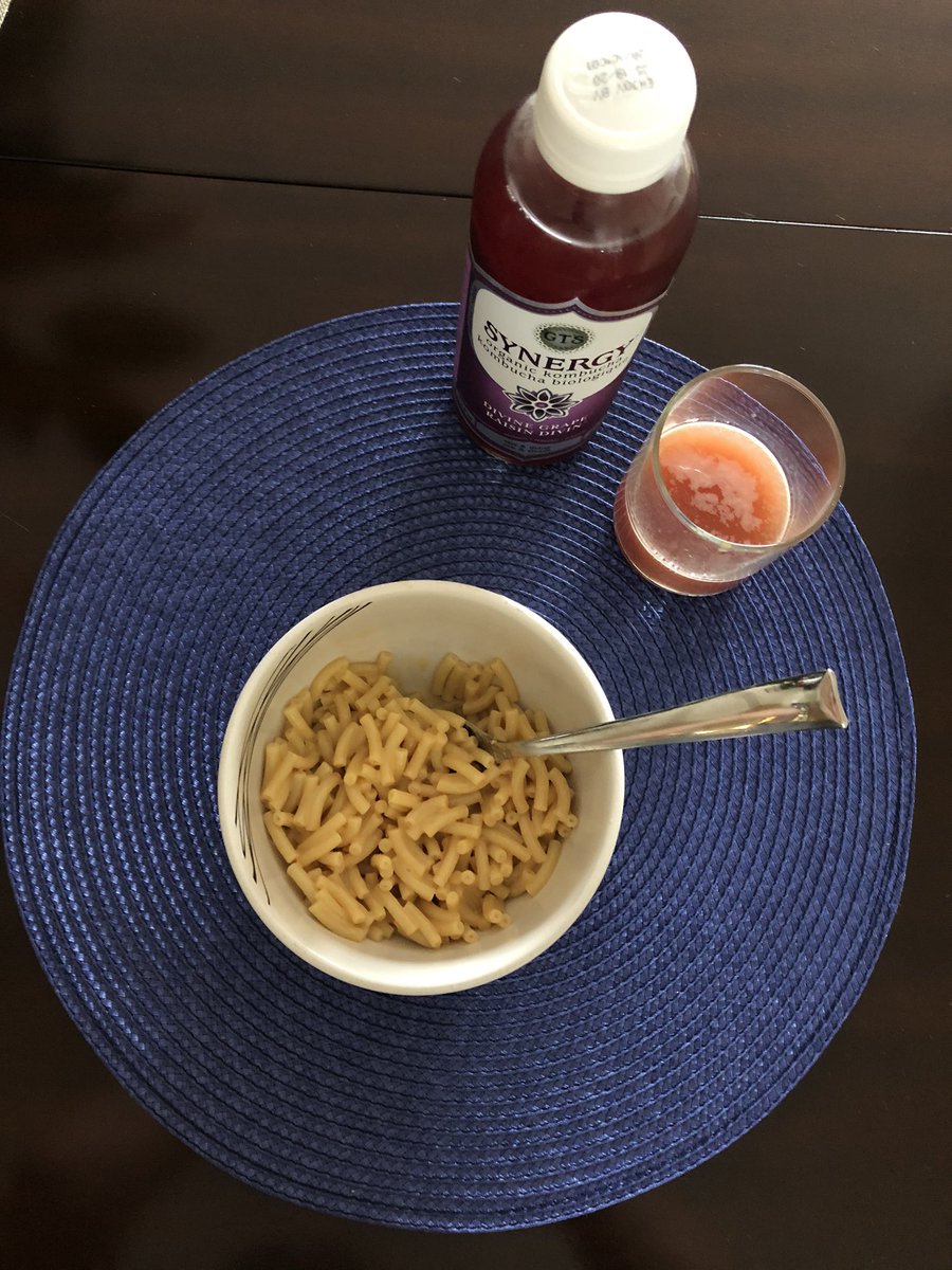 dawn_kimmy_nl's tweet photo. K-Dinner with vegetables? 🤔 #lunchtime #fastlunch #kraft #kombucha #synergy https://t.co/khMdQQdSth