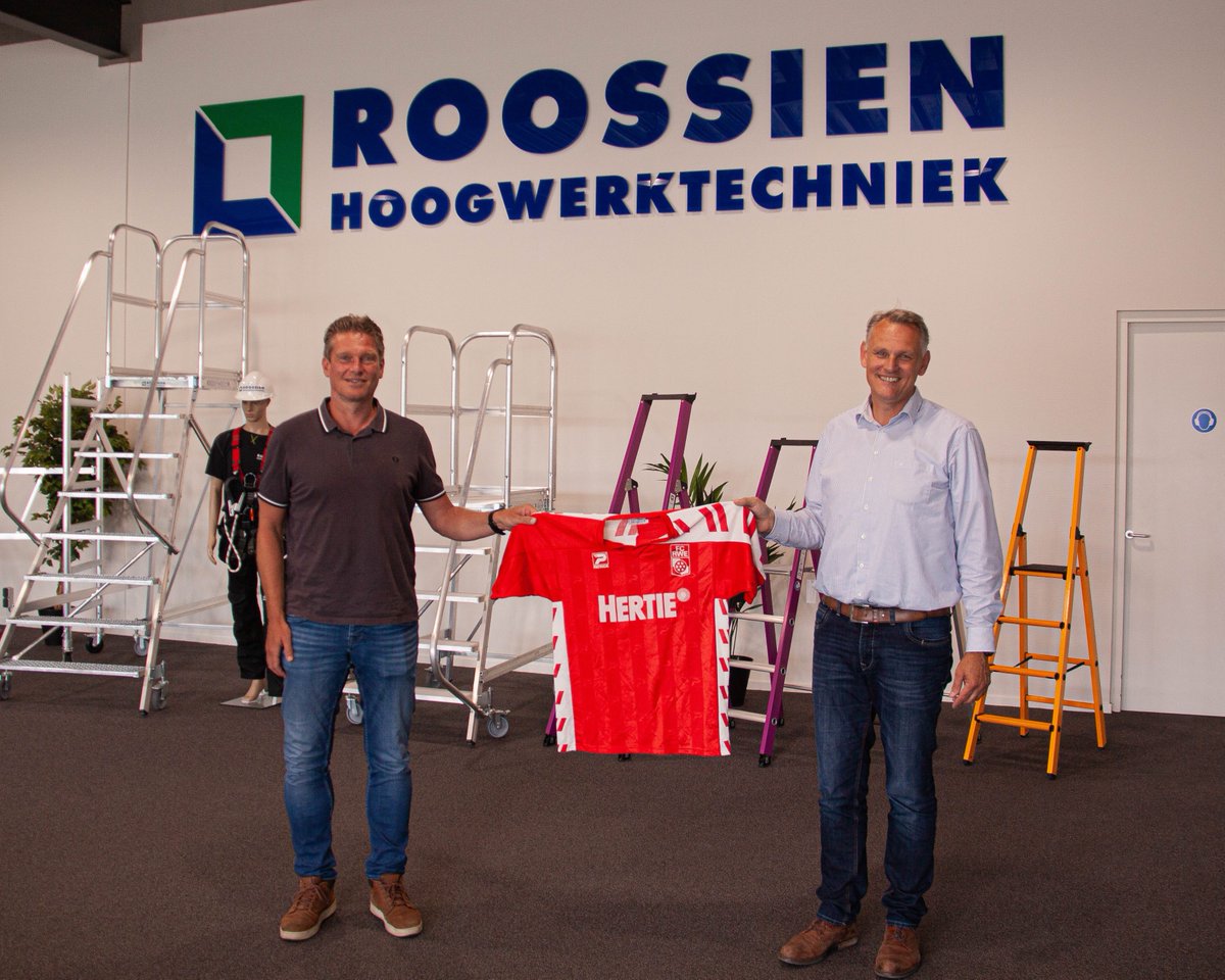 RoossienBV's tweet photo. Voormalig FC Groningen-spits Martin Drent overhandigd shirt aan hoogste bieder Eddy Roossien.

De clubliefde van Martin was ook met deze actie succesvol 'Ik wilde graag zoveel mogelijk seizoenskaarten kopen supporters met een groen wit hart'. 

#laatonsweereensjuichen 
@rtvnoord https://t.co/P6ZxhMAaAI