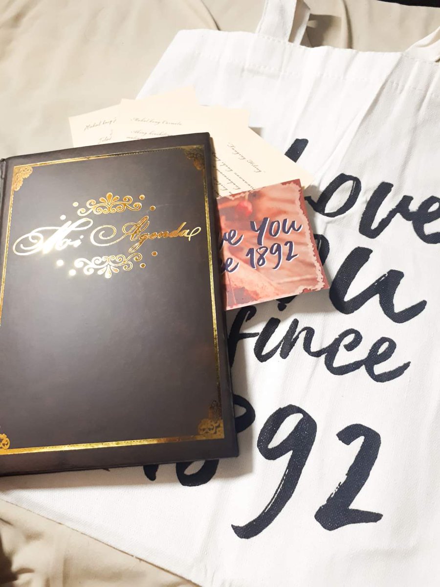 arkiSTEPH_wp's tweet photo. Nkita ko lng ulit 😊  just want to share na ang bait ni bb mia and ma-appreciate siyang tao. She hired me  pra idrawing ung sceneries sa ILYS1892 for merch.Bukod sa TF ko I didn't expect na bibigyan niya din ako ng gifts. Hanggang ngayon kinikilig padin ako pag nakikita to 😊 https://t.co/m5fiJWwjNs