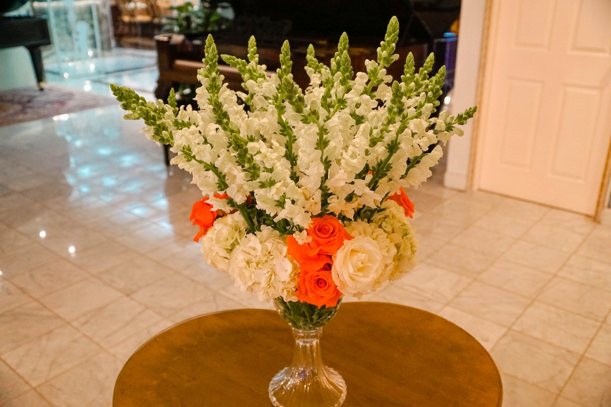 MansionLiberace's tweet photo. This flower bouquet is flowing with love. We like to add charming floral centerpieces as they give any space life and warmth. 🥰 https://t.co/ErnpVLEtci
