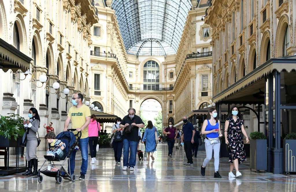Wow!!! Look @MaxRebo72 Almost one year ago in Napoli ! Shops, restaurants and churches across Italy began opening their doors for the first time in weeks on Monday. 🥰 Bella #italycoronavirus