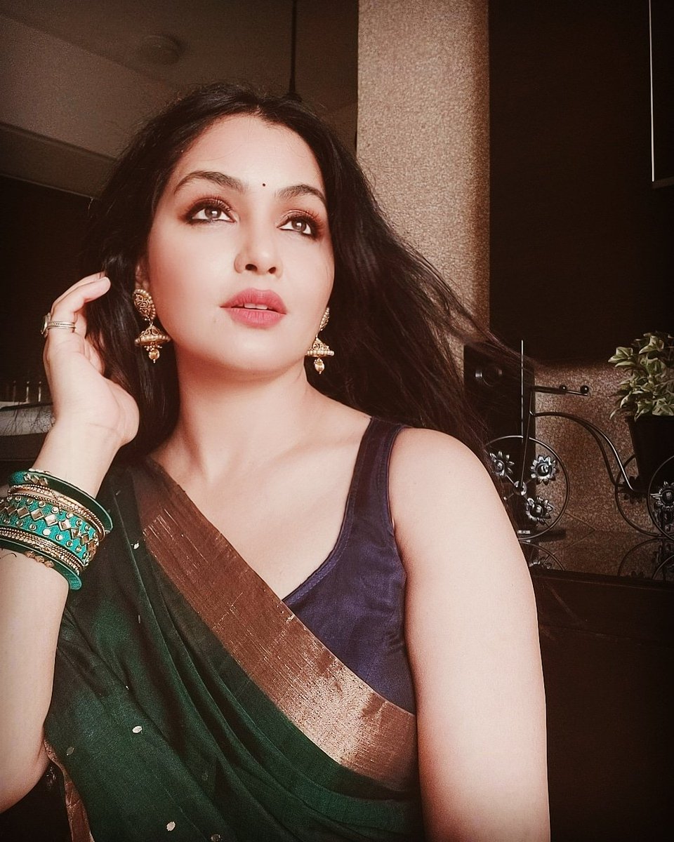 NKrrishnraj's tweet photo. I have no #words for this picture, Click &amp; Beauty of chulbuli angoori bhabhi @ShubhangiAtre ji❣️
Always #maasum wali look
Innocent Actres😇
Stay safe and #blessed Forever Dear Star🌠
#ShubhangiAtreStar 🌟 https://t.co/1WZ0naVJMI