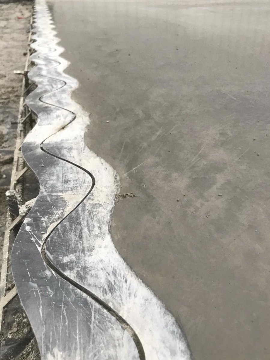 Kriscorti's tweet photo. 👁Correct installation of Permaban Wave construction joint🇬🇧 
▪️Narrow top plate aids stability and allows an accurate joint level to be set easily 📐
▪️Continuous concrete ties ensure secure anchoring 💪🏼
+
▪️Triple Wave avoids any impact of MHE on the joint 〰️

🌐@PermabanRCR https://t.co/qYqO7upiPJ