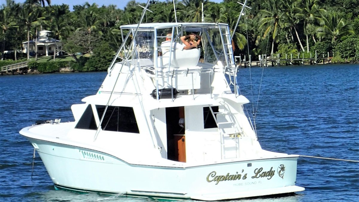 FlaglerYachts's tweet photo. $70,000 price drop on this clean #Hatteras #convertible #Sportfish. #DetroitDiesel 871N with approximately 2200 hours! 2 #stateroom / 1 head layout and had some nice updates in March 2019. https://t.co/h9jDp86a8N #fishing #sportfishing Contact @FlaglerYachts today! https://t.co/LZlqNjey5q