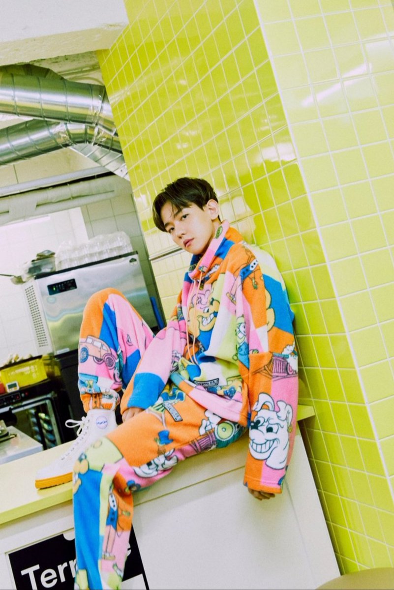 byunbaekexo5's tweet photo. How cute he is? How sweet his clothes look? He looks like a child. I'm crying😭. He is so sweet, so handsome, so adorable🥰🥰🥰🌍🥰🥰🌍🥰🥰😍😍😍🍀🍀😍😍
 #BAEKHYUN_is_Back #BAEKHYUN_Delight 
#baekhyunee_candy 
#6DaysToDelight https://t.co/IcBVGx3KKd
