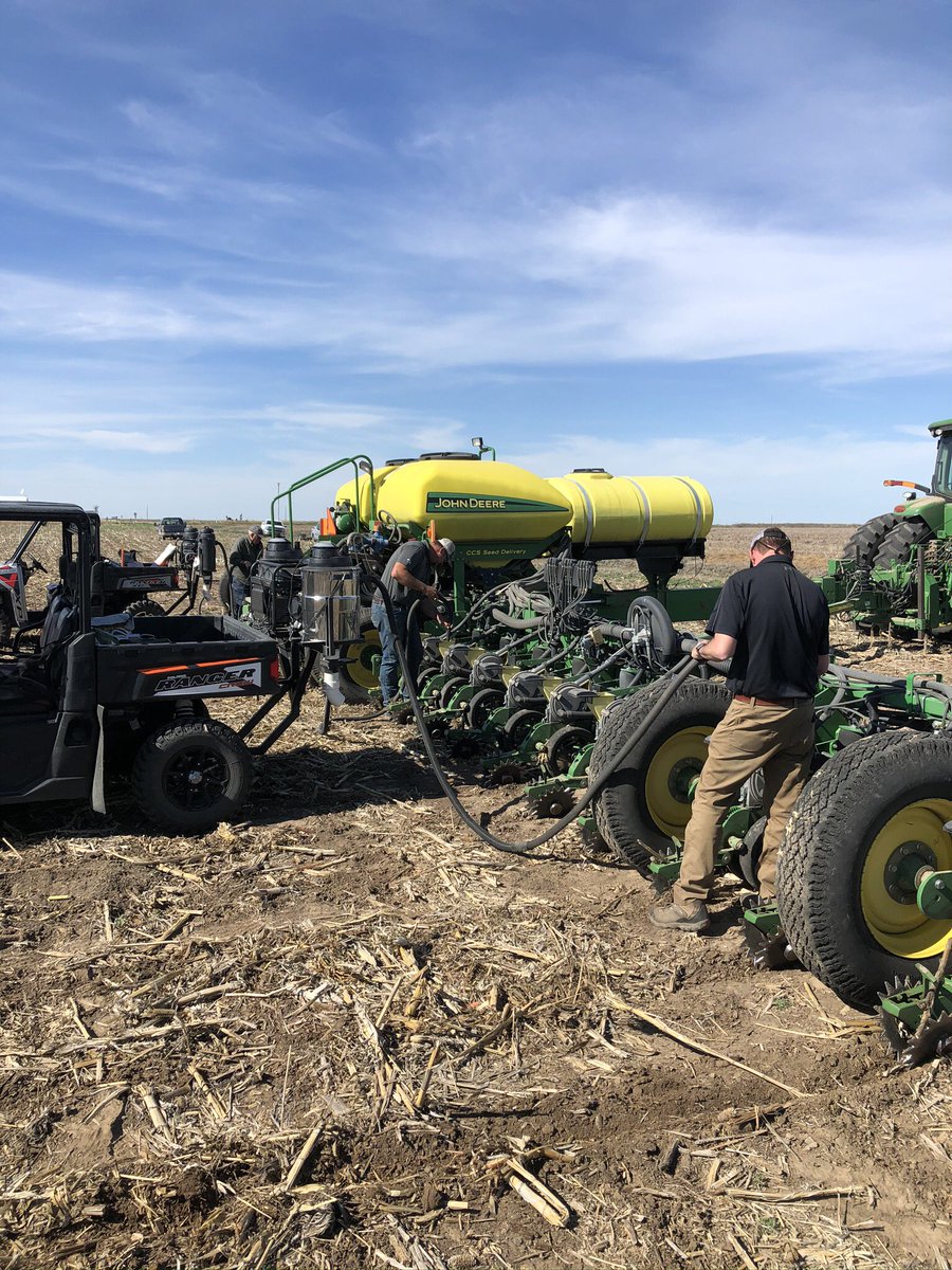 Didn’t take long to plant this plot at Scott City, KS, running 4 vacuums and a 24 row planter! Thanks to <a href="/JackSprayboss/">Jack Schmitt</a> and <a href="/ScottCoopAssn/">Scott Coop</a>. #DeKalb <a href="/DKAS_CO_WKS/">Asgrow/DEKALB CO & W. KS</a>