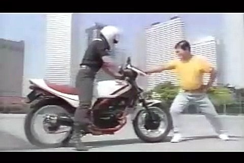 へび Game Kingっていう高橋名人vs毛利名人がスターソルジャーで戦う 今でも珍しい映画で 対決の為に特訓してるシーンの一つに 高橋名人が指でバイクを止める シーンだけどvt250fやんけw へび Game Kingっていう高橋名人vs毛利名人がスターソルジャーで戦う 今でも珍しい映画で 対決の為に特訓してるシーンの一つに 高橋名人が指でバイクを止める シーンだけどvt250fやんけw