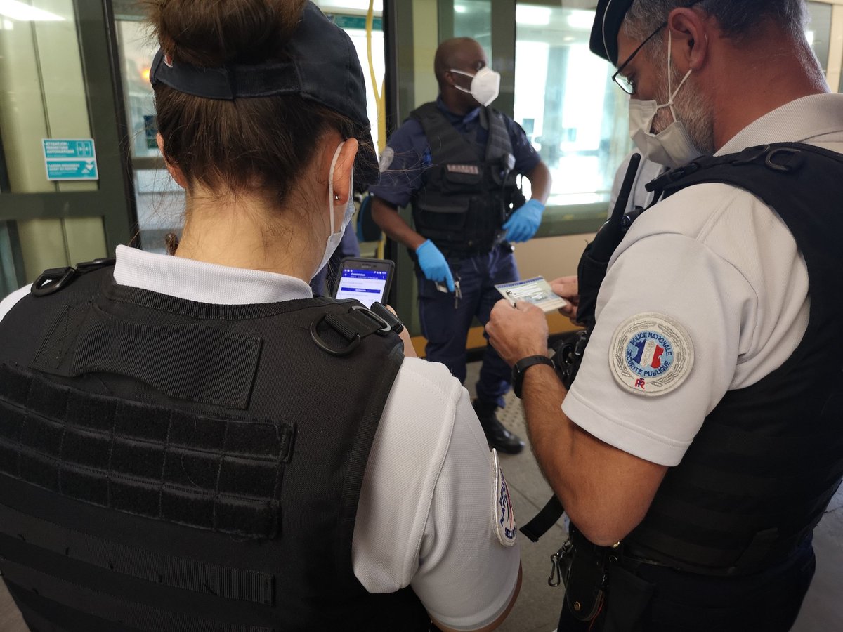 PoliceNat45's tweet photo. [#Déconfinement ]
Nous veillons au respect du port du #masque dans les transports en commun avec la #PMIT
Après une semaine préventive,  le non respect sera désormais sanctionné ➡️135Euros 
#RestezPrudents  le virus est toujours actif ! https://t.co/pFytFqgHyv