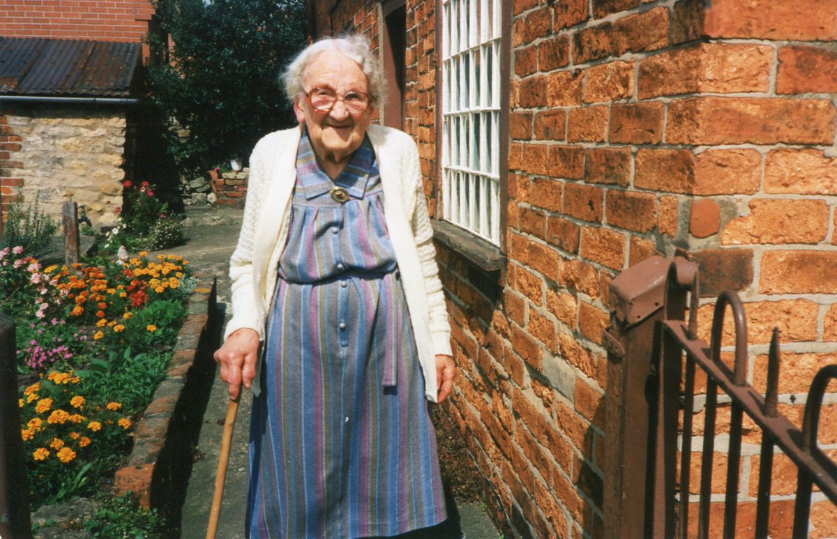  #MentalHealthAwarenessWeek Mrs Smith would often feel lonely in the evenings, her last visitors had gone & it was just her & the TV.To help you make a difference, or find support, here is a thread of tips and resources to combat loneliness.  @HeritageFundM_E  #KindnessMatters