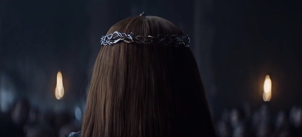 The back of Sansa’s crown immediately reminded me of Cersei’s crown. I think this similarity symbolizes the underlying admiration Sansa had for Cersei and how much she learned from her during the time she spent in King’s Landing