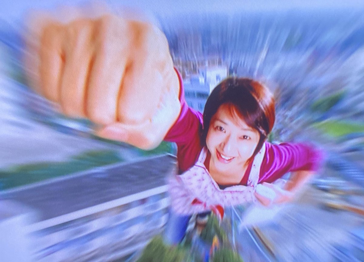 ロングロー ウルトラマンメビウスを観てるんですが 第39話 無敵のママ が面白いな 美穂純さん 食堂のおばちゃんなんだけど 宇宙人に憑依されてる時は妖艶な美女になるの 顔は変わってないはずなのに すごい演技力 ストーリーも王道で 個人的には