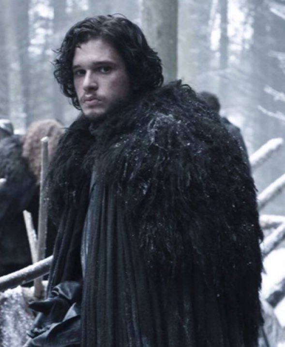 Sansa’s fur cloak is a homage to both Jon and Arya. It is black as the cloak Jon wore in the Nightswatch and its cut is also similar to the one-sided cloak Arya wore in seasons 7 and 8