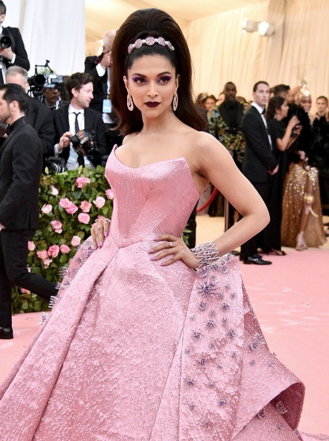 bollyxpics's tweet photo. deepika padukone at the met gala by jalebi milk on tumblr
(https://t.co/bIQofZEakU) https://t.co/mhnIvEdM9O