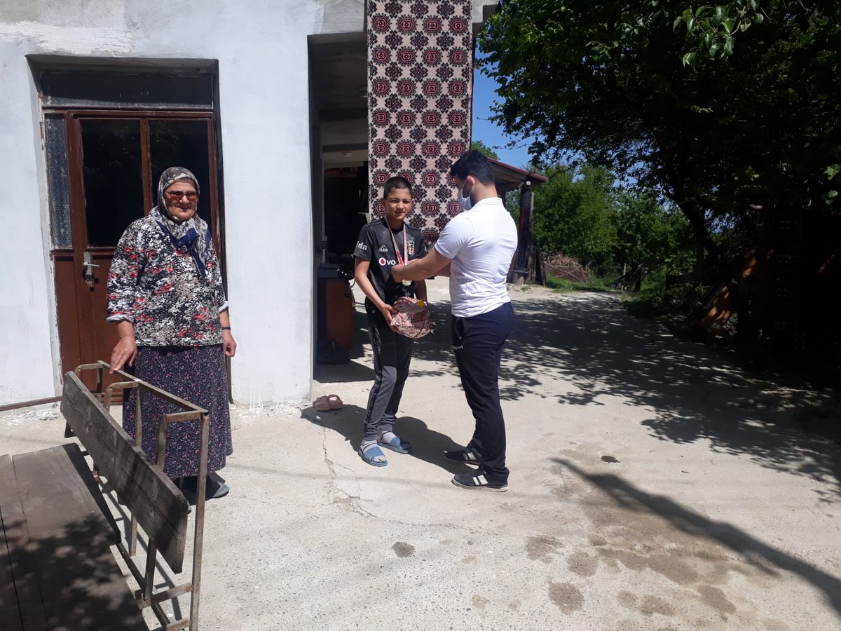 Cimnastik yarışmamıza katılan sporcu gençlerimize ziyaret edip hediyelerini takdim ettik
#SporcuyuzBiz 
#19MAYIS 

<a href="/kasapoglu/">Dr. Mehmet Kasapoğlu</a> 
<a href="/hamzayerlikaya/">Hamza Yerlikaya 🇹🇷</a> 
<a href="/ihsanselimb/">İhsan Selim Baydaş</a> 
<a href="/sinanaksu/">Sinan Aksu</a> 
@Sinop_GHSIM