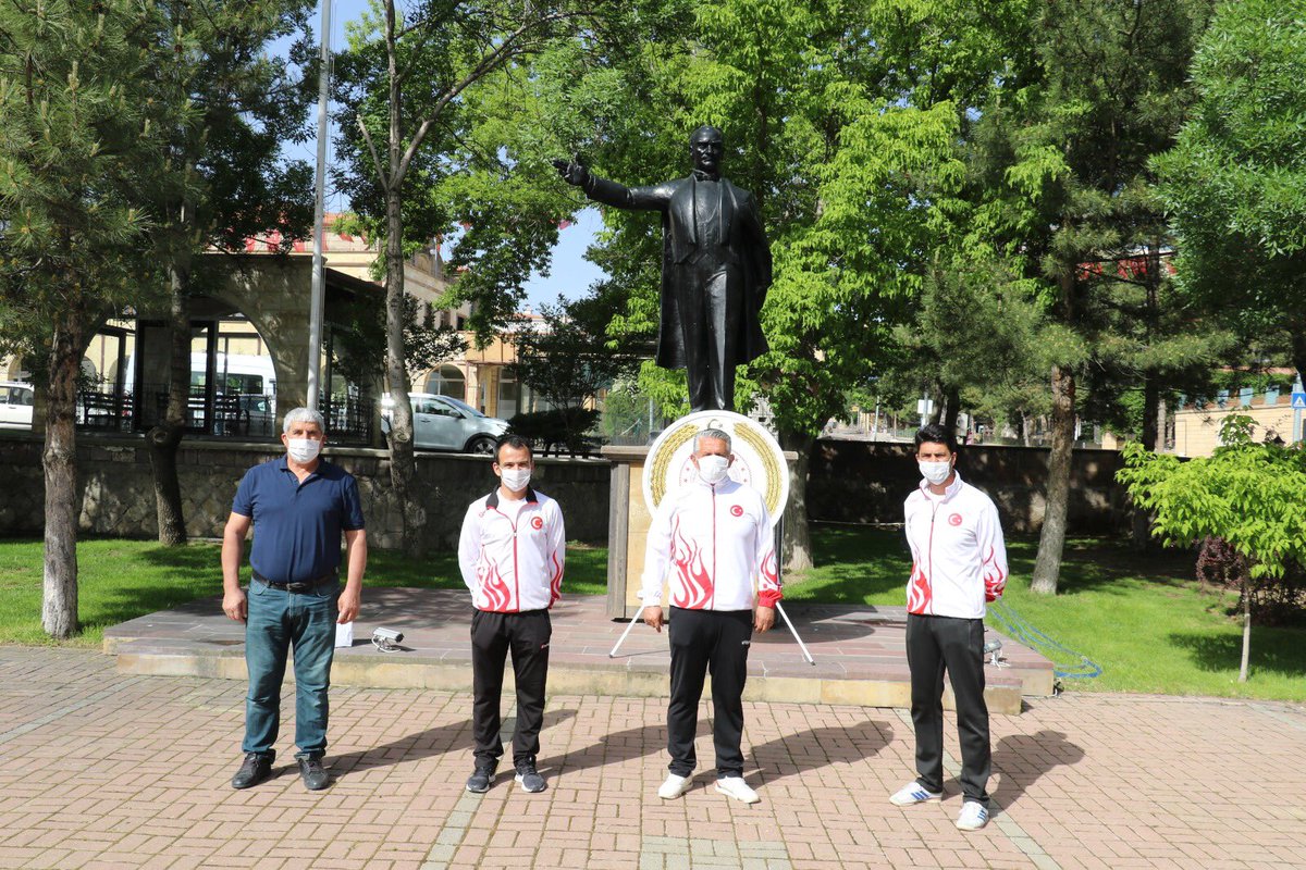 19 Mayıs Atatürk’ü Anma, Gençlik ve Spor Bayramı kapsamında saygı duruşu, İstiklal Marşı ve çelenk sunumu yapıldı. <a href="/kasapoglu/">Dr. Mehmet Kasapoğlu</a> <a href="/hamzayerlikaya/">Hamza Yerlikaya 🇹🇷</a> <a href="/mehbaykan/">Mehmet Baykan</a> <a href="/Muhsinozdemir50/">Muhsin ÖZDEMİR</a> <a href="/GSB_Nevsehir/">Nevşehir Gençlik ve Spor İl Müdürlüğü</a>