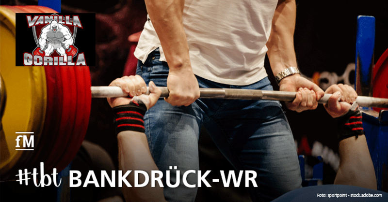 fm_aktuell's tweet photo. Am #throwbacktuesday blicken wir zurück auf einen #Weltrekord: Heute vor 7 Jahren aufgestellt durch 🏋🏼♂️ Eric #Spoto 🇺🇸.Wieviel kg er gedrückt hat? PLUS: #Trainingstipps #Bankdrücken.⤵️
Zum #tbt ▶️ https://t.co/ZrnPyXlPsF @dhfpg_de #dhfpg #powerlifting #vanillagorilla https://t.co/yiYJtjH3k8