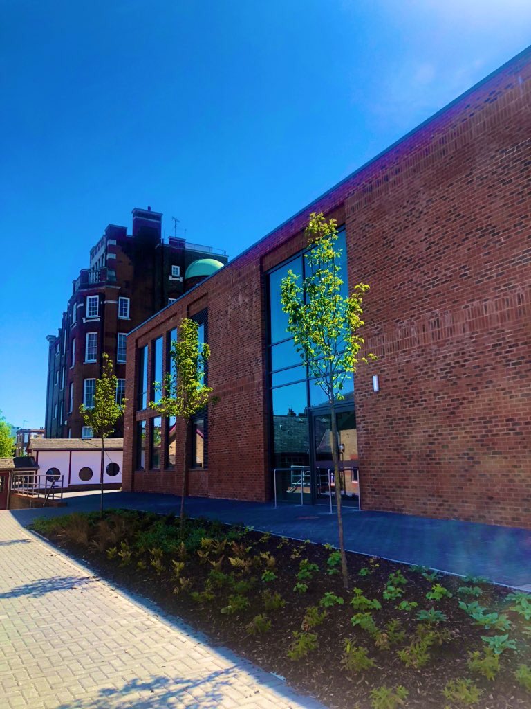 FulhamCross's tweet photo. Old vs new!
Our new state-of-the-art Science block against the backdrop of our fabulous Grade II listed building.
#empower #schoolfacilities #newbuild #oldbuild https://t.co/xJQvM9GVY2