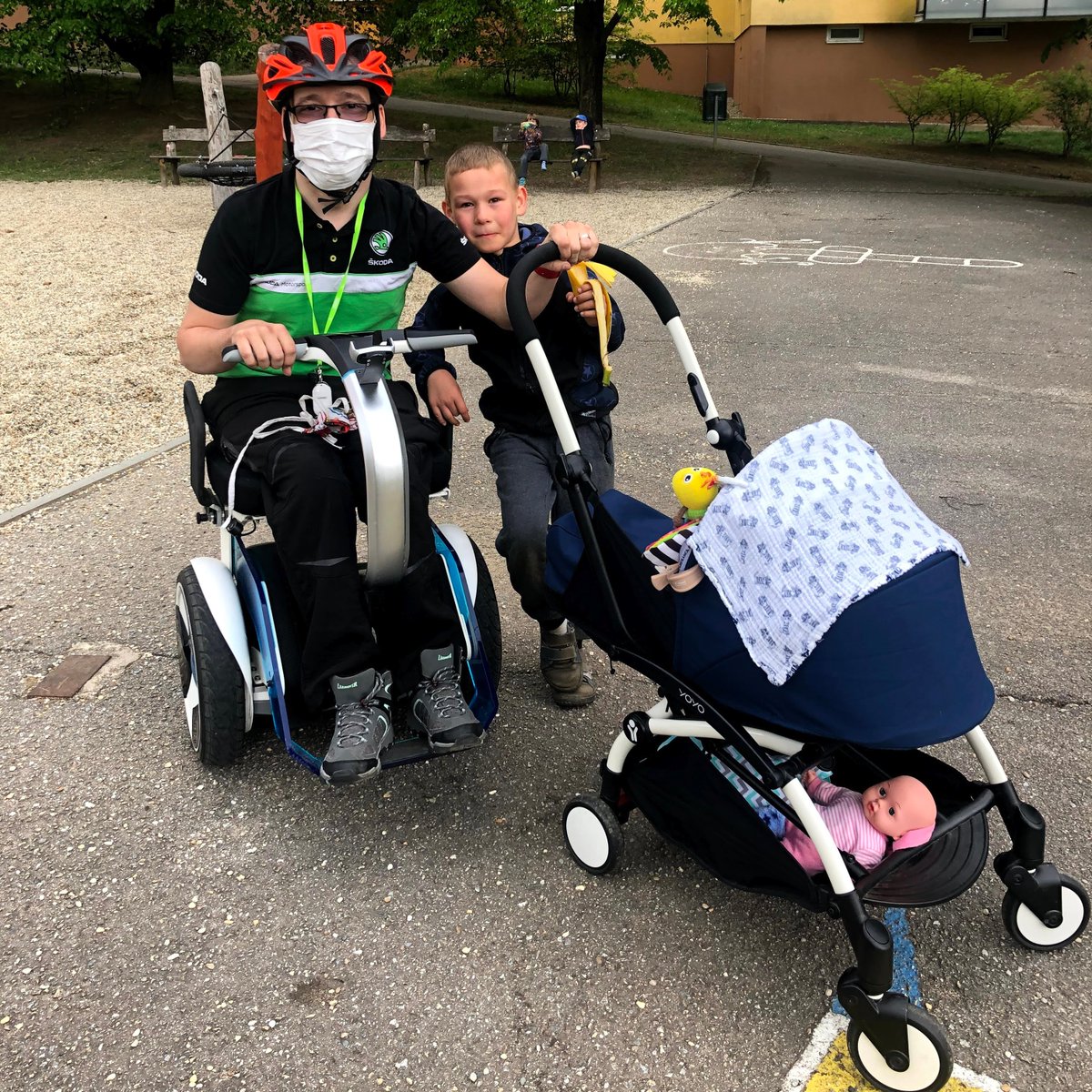 NadaceAgrofert's tweet photo. Honzovi B. jsme přispěli na vozík Nino. "Mám 3 děti a musím se dost snažit. Můj 5letý syn prohlásil, že jsem jak Usain Bolt na kolečkách." Honzovi přejeme, ať si může užívat už jen rodinné radosti a vozík ať mu dobře slouží :) https://t.co/cyBDS7kxCn