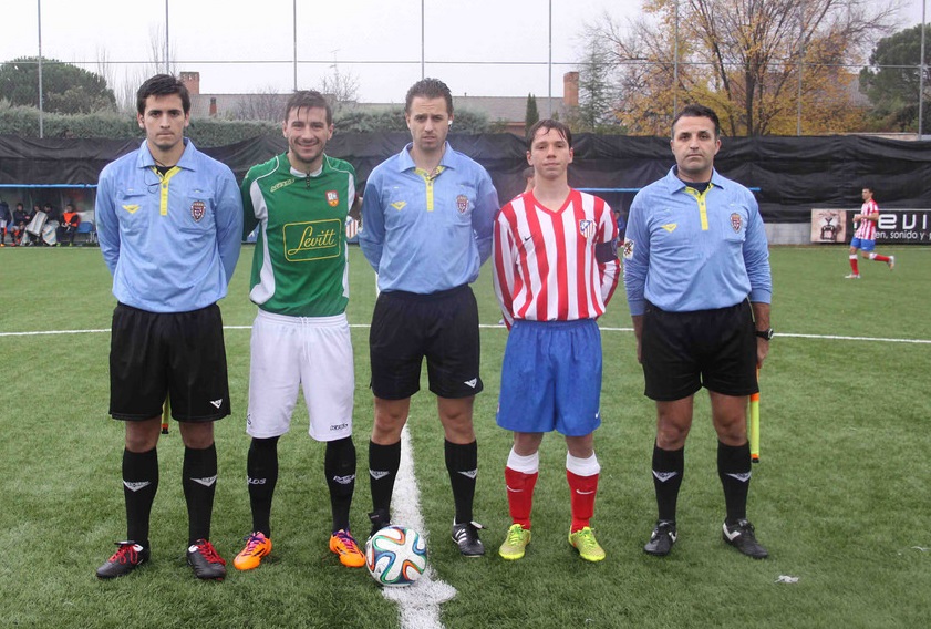 FutMadrid's tweet photo. #recuerdosfutbol RECUERDOS DEL FÚTBOL

Fotografía para comentar con trío aebitral. es la foto nº 54. ¿ Quiénes son ?, ¿ Partido, etc ....?,
hashtag - #recuerdosfutbolarbitros https://t.co/oLk1r91vRt