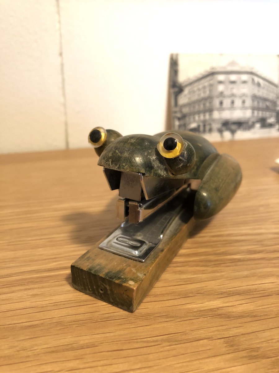 Það var einmitt þessi froskaheftari föður míns sem lét mig halda, langt fram á unglingsár, að fólk væri froskaheft