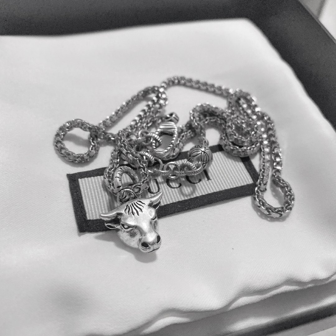 내일 단체 계폭각인 이유

1.18시 43분에 올린 520 고백데이 전날 기념 도우인
2. 왕샤오 팬덤 사이에서 자와자와한 저 구찌 황소 목걸이 숨기고서 도우인 찍음
3. 520 전날 도우인 올린 이유는 ? 특히 올해 처음으로?
4. 더욱이 저렇게 숨기고선 사석에선 다 드러내고 다녔던 것도 미쳤음