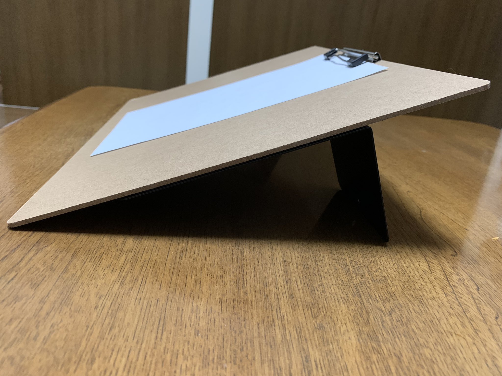 おも 傾斜台 を作ってみました 100均 のb4バインダーに 100均のブックエンドで傾斜を付けてみました イラスト 100均diy 手作り イラスト好きな人とつながりたい 絵描きさんと繋がりたい T Co Uvkd99galq Twitter
