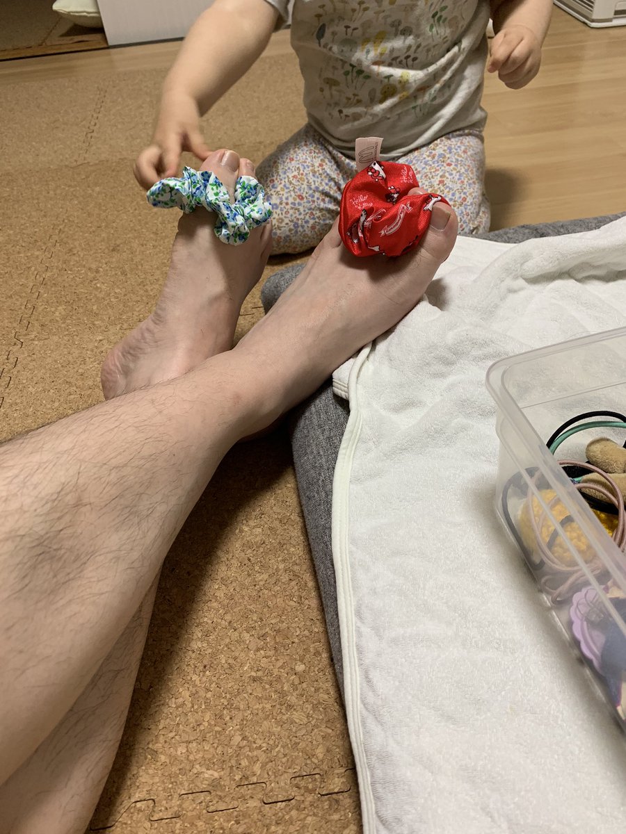ボヨンボヨン山本 Boyonboyonyama わたしめの汚き足をシュシュにて彩りくださいました ありがたき 娘 Daughter シュシュ T Co Bemksvdygw Twitter