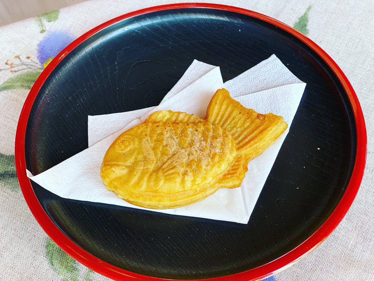 sakigakemadrid's tweet photo. ¿Conocéis TAIYAKI? Dentro lleva judías rojas como dorayaki. Tai=Dorada Yaki=A la plancha.
Tiene la forma de una dorada. ¿Te apetece probarlo? #comidajaponesa #postrejapones #taiyaki #centrocultural #japones #comidaparallevar https://t.co/kJ5VYzfsEl