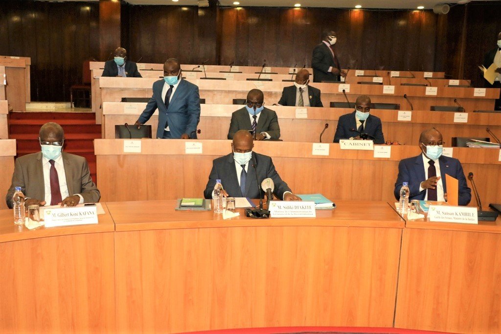 assnatci's tweet photo. #ANCI 

Mardi 19 Mai 2020.
La Commission des Affaires Générales et Institutionnelles  présidée par M. @ImbassouA reçoit les Ministres Sidiki Diakité, @KambileSansan  et @GKAFANA Émissaires du @Gouvci 
Ordre du jour : Examen de plusieurs projets de loi.
1/3
#CIV225 https://t.co/VEmxZZJe7D