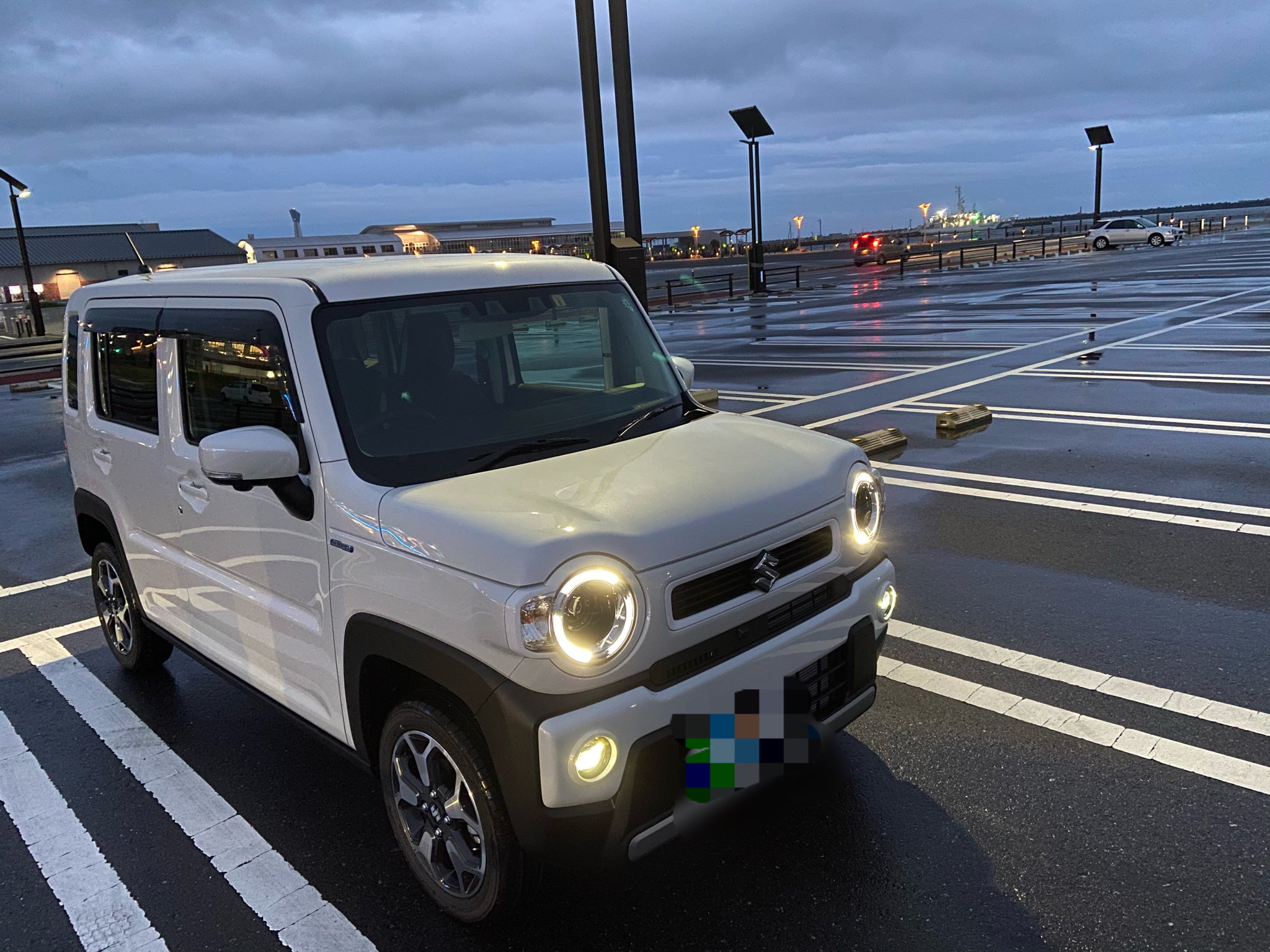 Hideki 去年の台風でうちの庭が川になり 以前のハスラーが全損 でもって他に乗りたい車がなかったのでまたまたハスラー 今回のこだわりはオールホワイト ナンバープレート見えないけど ナンバーも白 今度のハスラーも快適 スズキハスラー 新型