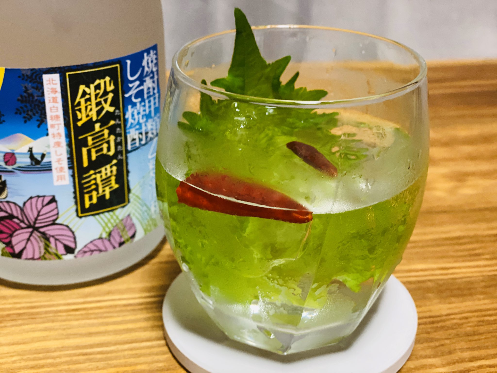 せんべろnet じめじめとした日に飲みたくなる金魚鉢のようなお酒 金魚 水は焼酎 大葉は水草 唐辛子は金魚 さわやかな大葉の香りと唐辛子のピリっとした刺激が心地いい 酎ハイの金魚が好きだけど今宵は鍛高譚ロックで T Co Eqfqybgd6h
