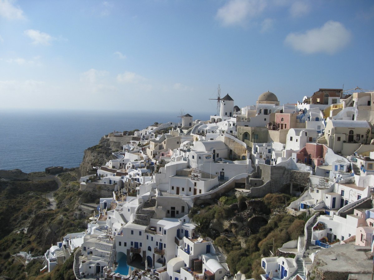 朱 女二人でギリシャのサントリーニ島 青い海と白い建物が素敵な島 コロナで気が滅入るからみんなの写真で旅行しようぜ