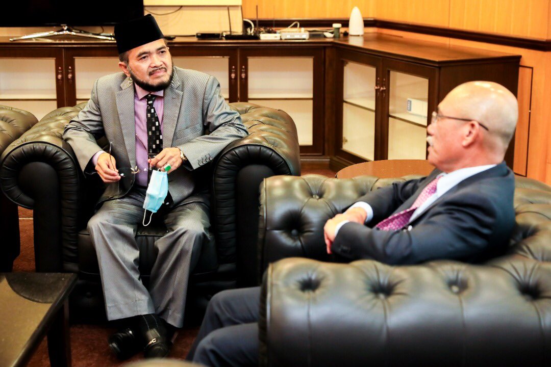 LPP_MALAYSIA's tweet image. Kunjung Hormat YB Dr. Nik Muhammad Zawawi bin Haji Salleh, Pengerusi Lembaga Pertubuhan Peladang kepada YB Datuk Seri Dr. Ronald Kiandee, Menteri Pertanian dan Industri Makanan di Pejabat Menteri, Wisma Tani, Putrajaya. 

#LPPMalaysia
#LPP4farmers
#PerkasaPeladang