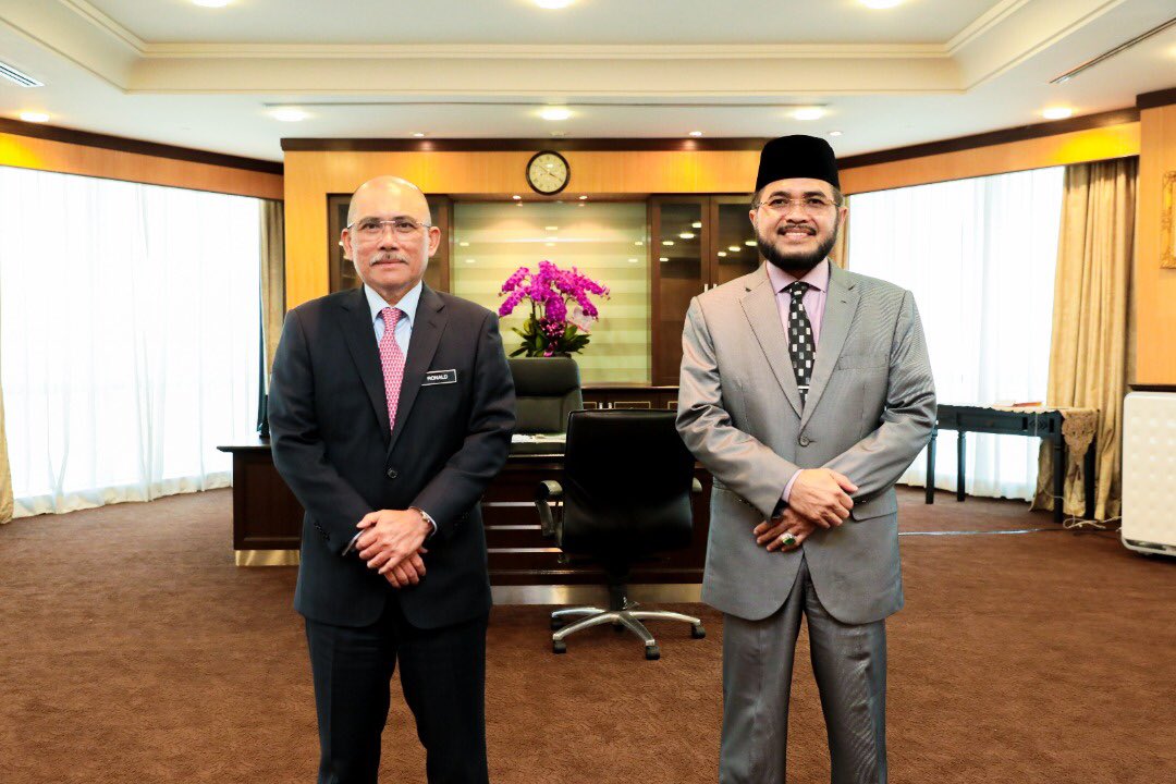 LPP_MALAYSIA's tweet image. Kunjung Hormat YB Dr. Nik Muhammad Zawawi bin Haji Salleh, Pengerusi Lembaga Pertubuhan Peladang kepada YB Datuk Seri Dr. Ronald Kiandee, Menteri Pertanian dan Industri Makanan di Pejabat Menteri, Wisma Tani, Putrajaya. 

#LPPMalaysia
#LPP4farmers
#PerkasaPeladang