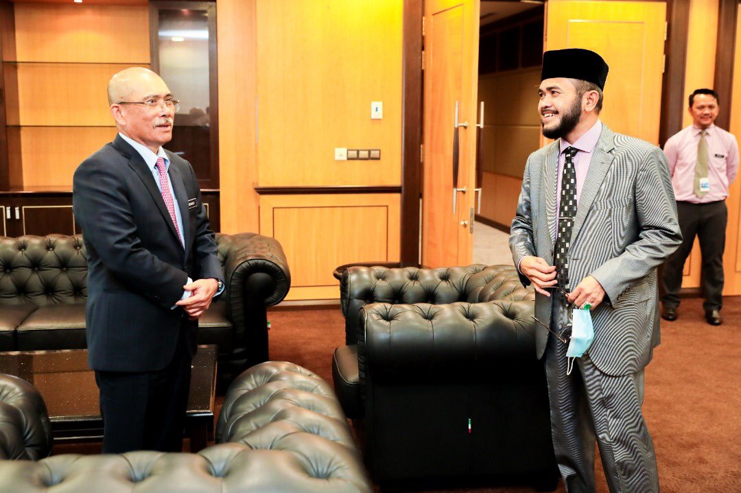 LPP_MALAYSIA's tweet image. Kunjung Hormat YB Dr. Nik Muhammad Zawawi bin Haji Salleh, Pengerusi Lembaga Pertubuhan Peladang kepada YB Datuk Seri Dr. Ronald Kiandee, Menteri Pertanian dan Industri Makanan di Pejabat Menteri, Wisma Tani, Putrajaya. 

#LPPMalaysia
#LPP4farmers
#PerkasaPeladang