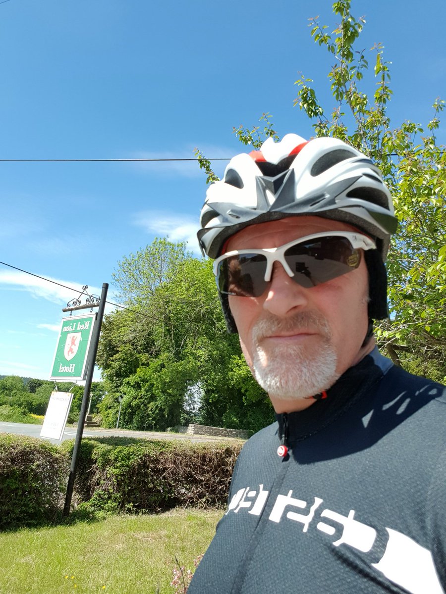 bikeruk111's tweet photo. If only it was open. #bikeride #Brentwardine #redlioninn https://t.co/66GnLl5a1Z