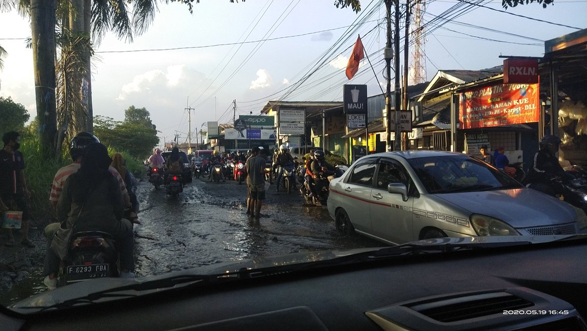 DiMattyo's tweet photo. @bogorkab Bapak/Ibu di jalan yg mau kearah Citayam dekat bertigaan/perempatan bambu kuning jalanan rusak parah dan terdapat genangan air. Saya pernah jatuh dikubangan air pas naik motor. Mohon responnya bapak/ibu. Terimakasih. https://t.co/7HJ66XUcOi