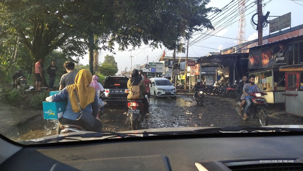 DiMattyo's tweet photo. @bogorkab Bapak/Ibu di jalan yg mau kearah Citayam dekat bertigaan/perempatan bambu kuning jalanan rusak parah dan terdapat genangan air. Saya pernah jatuh dikubangan air pas naik motor. Mohon responnya bapak/ibu. Terimakasih. https://t.co/7HJ66XUcOi