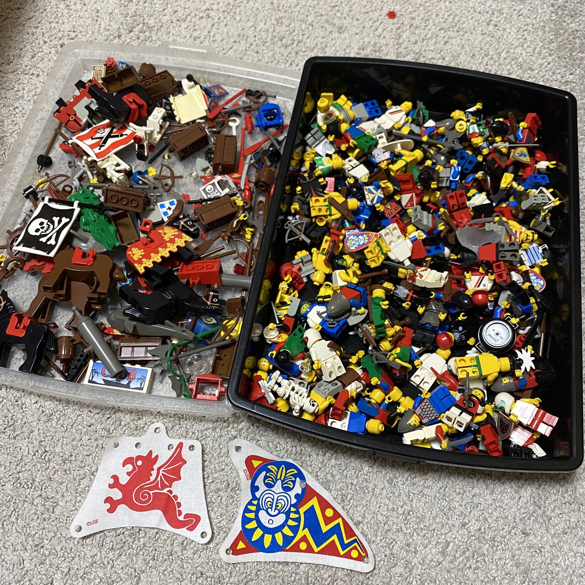 イサム レゴ10kg届いた まずはミニフィグ仕分け ブラックナイトシップの旗がめちゃくちゃキレイ 感動 シーライオン号の旗はやっぱりなかった