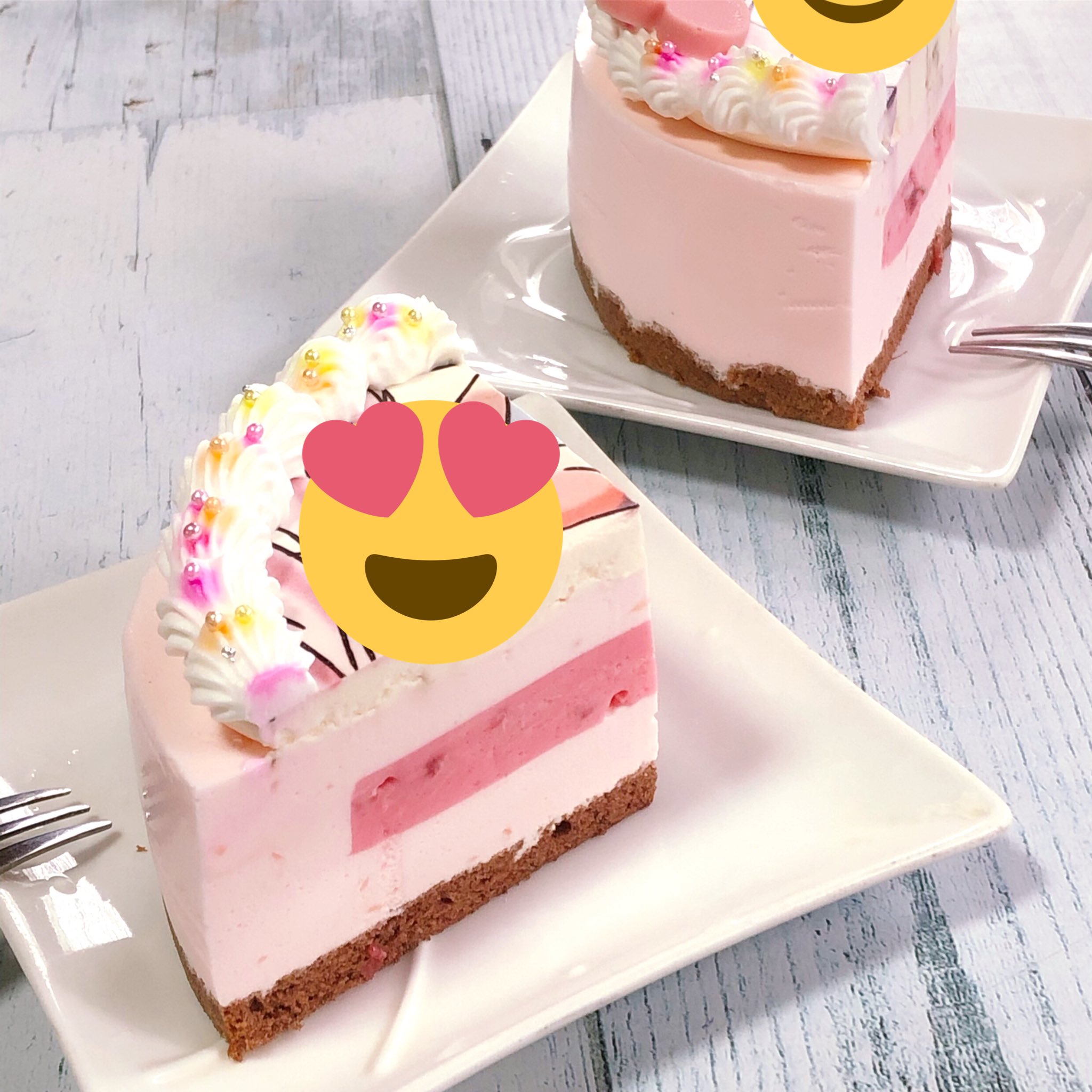 ちびじ キャラケーキ 今回の断面のコーナー ˊᵕˋ ﾊﾟﾁﾊﾟﾁ ココアスポンジにフルーチェのムース 中にヨーグルト 苺ソースのゼリー 色も厚みもバランスよく 綺麗に真ん中に入って大満足 プチフルーチェは100均で ピンク色は後付けです 手作り