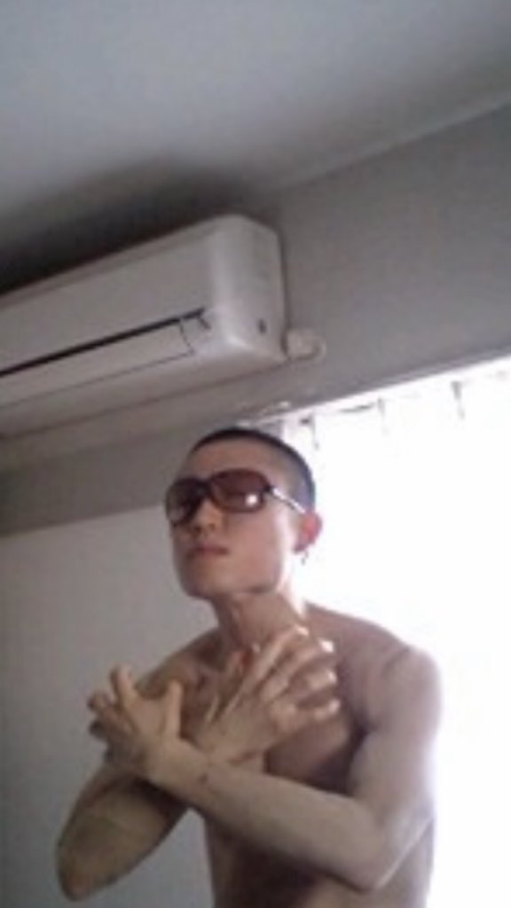 notdust53's tweet photo. いつか誰かにリクエストされる事があるかも知れないので先手をとって
坊主頭の時の僕を載せておきますね。
対比用に一番髪が長い時の写真も載せときますね
そんなん知るか！気色悪い！って思われた方の為に謝っときます。意味ない写真あげてすみません。 https://t.co/QaP0Uhl4nC