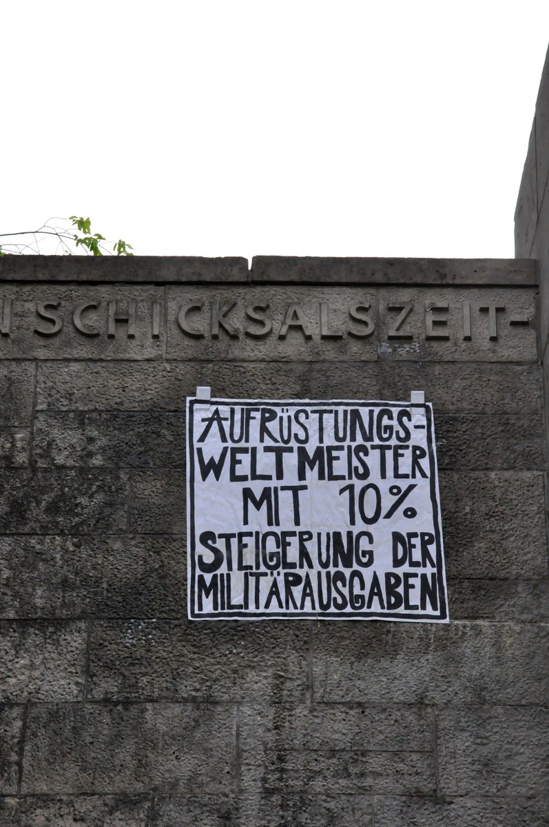 REntwaffnen's tweet photo. Die Krise heißt #Kapitalismus Beitrag von https://t.co/2gOAdcrj81 zum heutigen #HealthcareNotWarfare Aktionstag
#Kriegbeginnthier 
#RheinmetallEntwaffnen 
#riseup4rojava https://t.co/446SFU3mwV