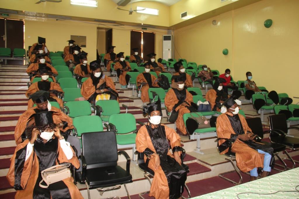 AgrhymetInfos's tweet photo. Sortie aujourd’hui 19 mai 2020 de la 3ème promotion du Master en pastoralisme cofinancée par les projets #PRAPS et #PREDIP. Au total 27 étudiants ont reçu leurs diplômes. #stopeCOVID19. @CILSSinfos @INSAH_infos https://t.co/3EIdY9NBDv