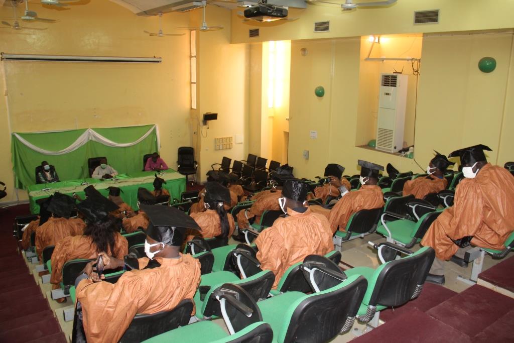 AgrhymetInfos's tweet photo. Sortie aujourd’hui 19 mai 2020 de la 3ème promotion du Master en pastoralisme cofinancée par les projets #PRAPS et #PREDIP. Au total 27 étudiants ont reçu leurs diplômes. #stopeCOVID19. @CILSSinfos @INSAH_infos https://t.co/3EIdY9NBDv