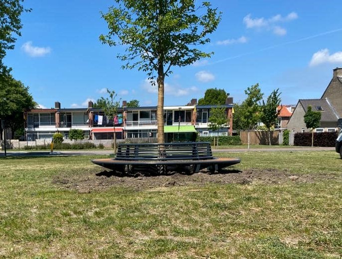 SKWshop's tweet photo. #boombank Yvar in #IJsselstein staat Maar liefst een buitendiameter van 340 cm. https://t.co/V2tTIZLvJA #gemeente #Koopplein #architect https://t.co/MzYp5PJpUw