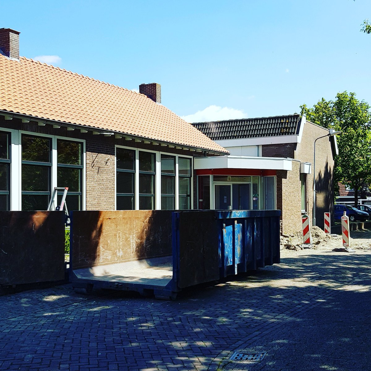 HartvoorSchore's tweet photo. De verbouwing van ons dorpshuis is gestart!🔨 Op dit moment wordt er druk gesloopt, vanaf 25 mei zijn er bouwvakkers aanwezig om 'de huiskamer van Schore' te realiseren!🏠
#verbouwing #slopen #resultaat #huiskamer #dorpshuis #gestart #sorryvoordeoverlast https://t.co/02AdO52wJc
