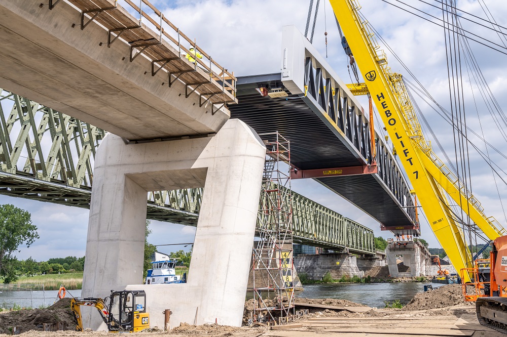 provgelderland's tweet photo. Plaatsen nieuwe #fietsbrugcuijkmook ging bijna als vanzelf. In September 2020 gaat de brug open, Zublin/HSM maakte er een mooie timelapse van ➡️ https://t.co/PQRJQP39LT https://t.co/N0Qh60kfK9