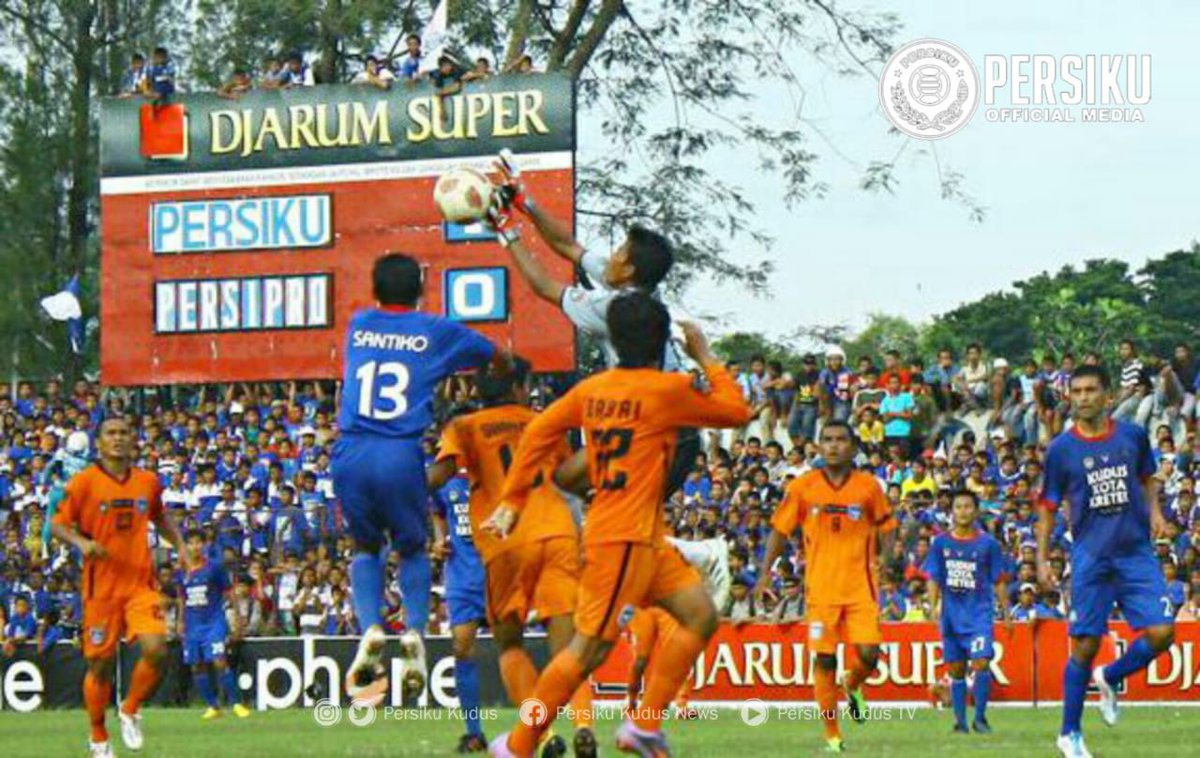 PERSIKU_Kudus's tweet photo. Flashback!!! 

Tiga poin dikandang kala Persiku Kudus menjamu tamunya Persipro Probolinggo dengan skor akhir 2-0. (25/4/2011) 

Masih ingatkah momen menarik dari pertandingan tersebut? 

#persikukudus #macanmuria #MOpersiku #memoripersiku #divisiutama https://t.co/jdDO3zcSfu